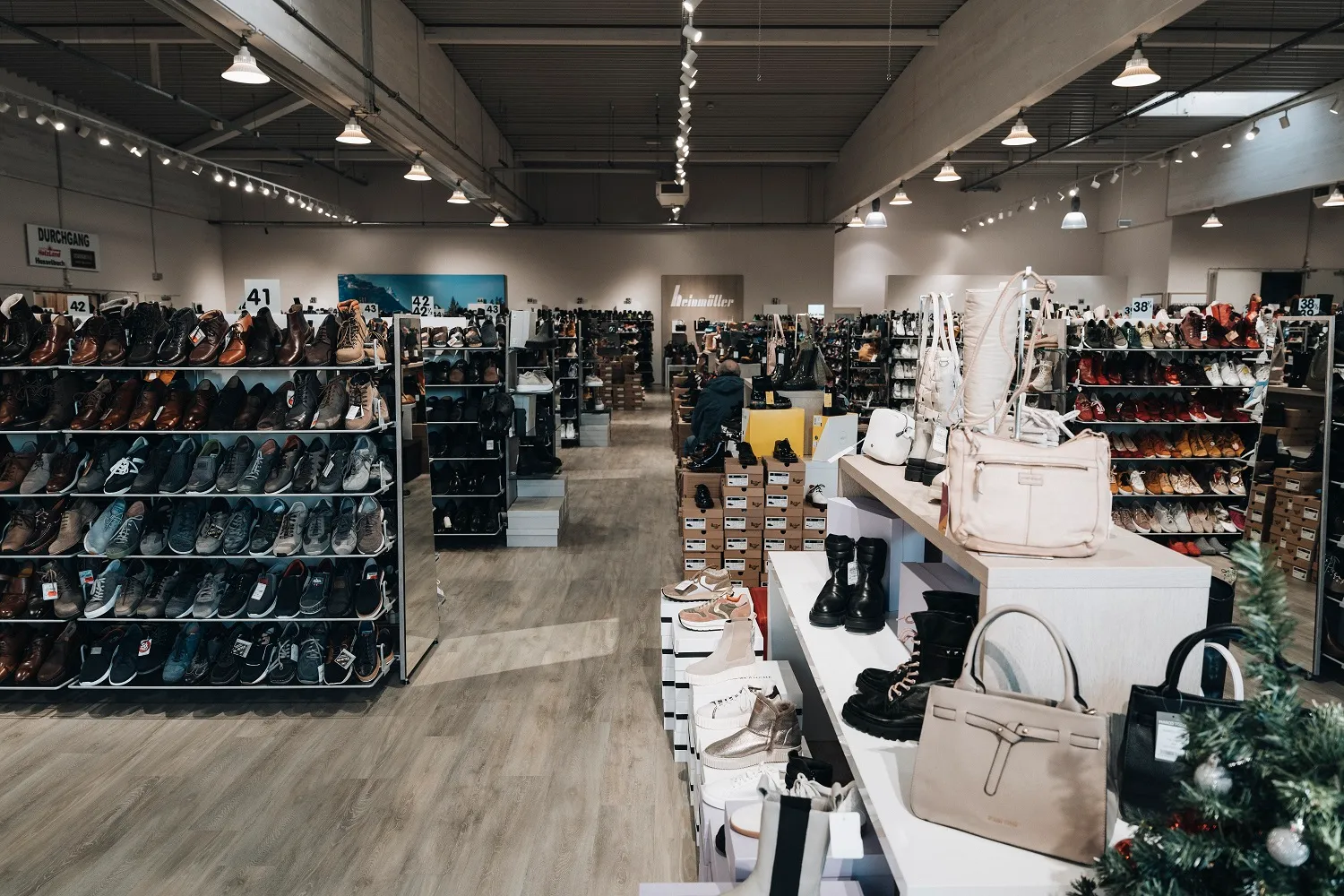 Taschen und Accessoires zwischen dem Heinmüller Schuhsortiment