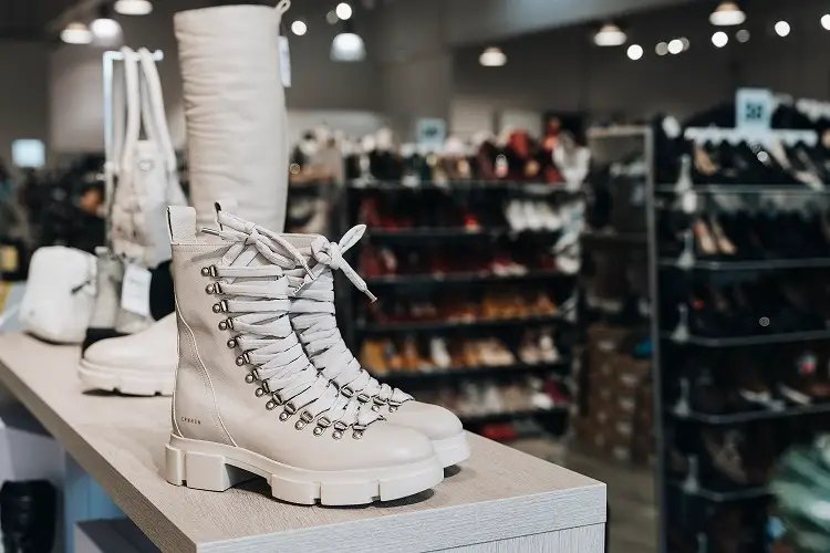 Weiße Damenboots vor der großen Heinmüller Schuhauswahl