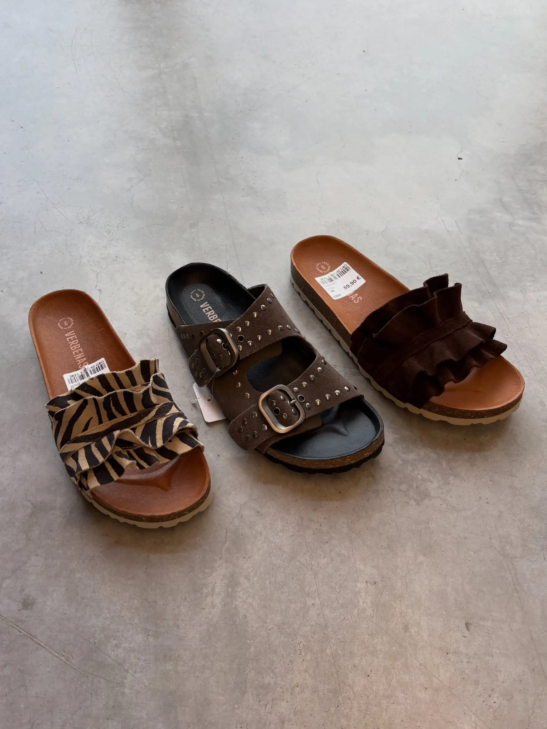 Drei Damensandalen in Braun, Schwarz und Bordeaux