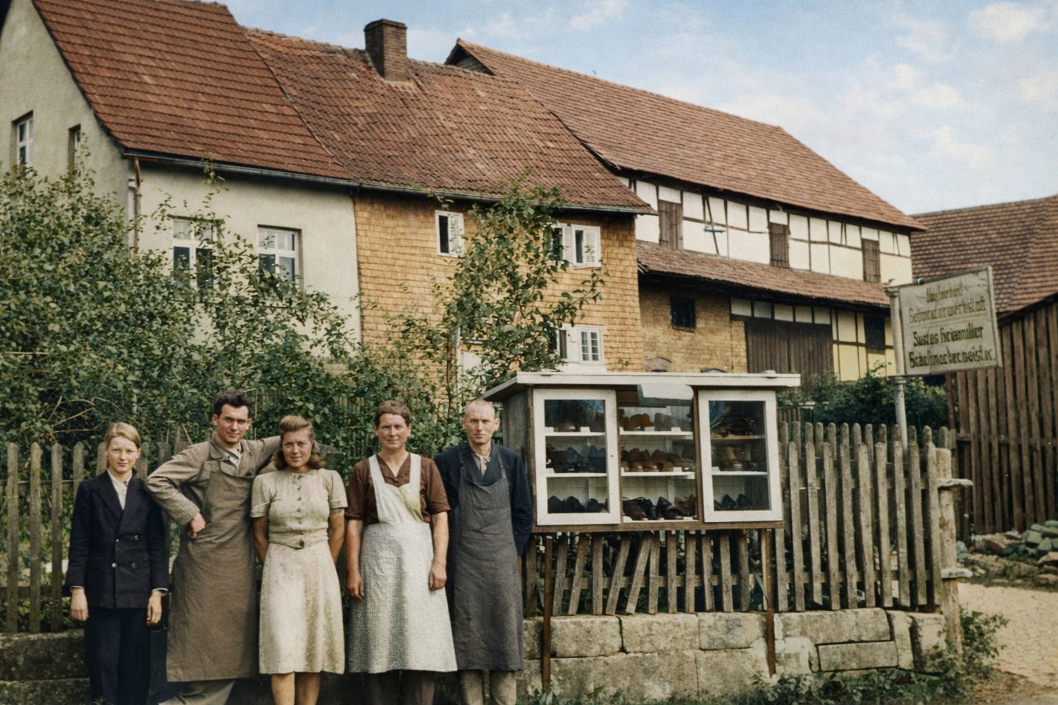 Die Familie Heinmüller vor dem historischen Schuhgeschäft