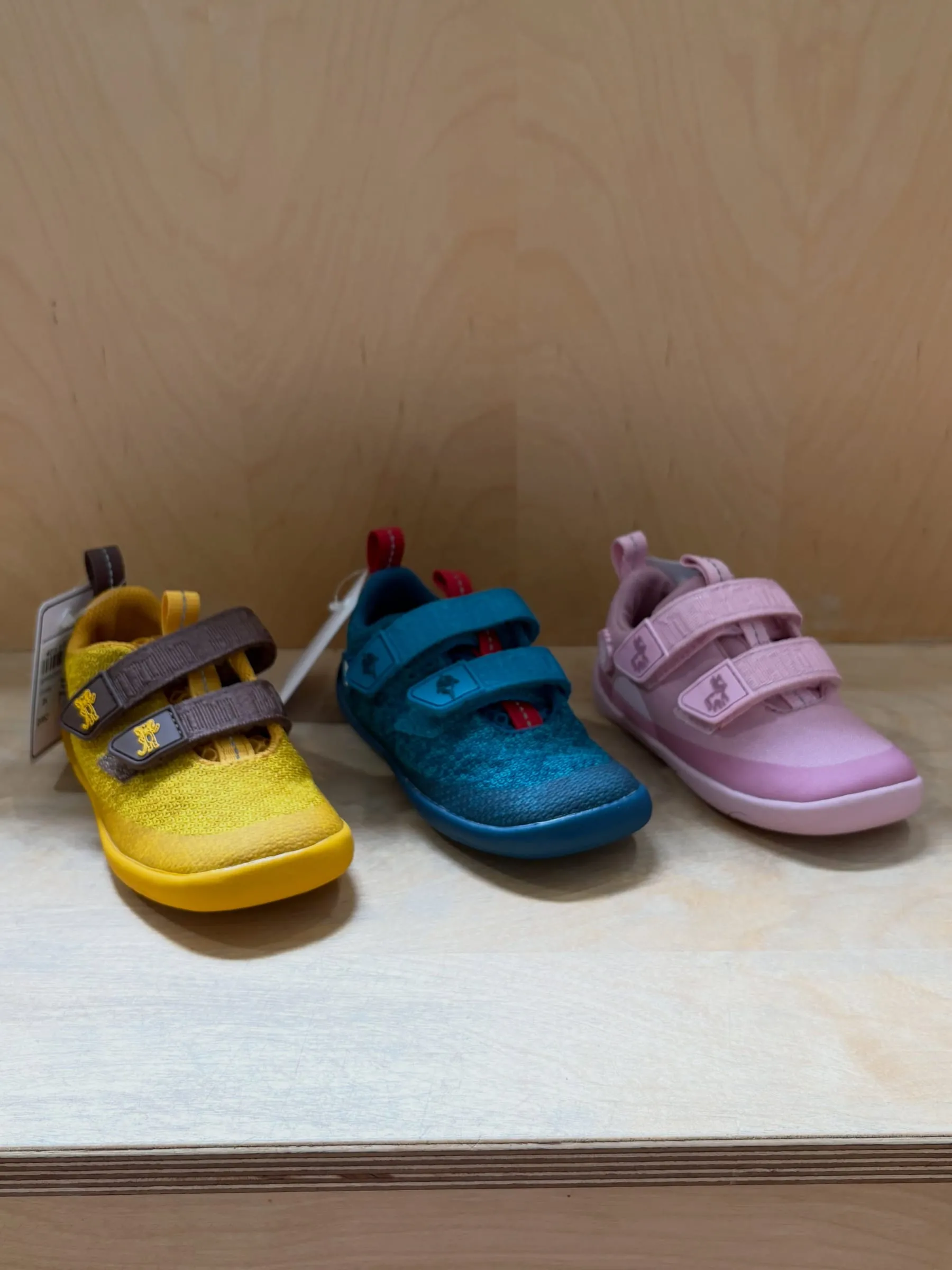 Drei farbige Kinder-Klettschuhe für Alltag und Schule