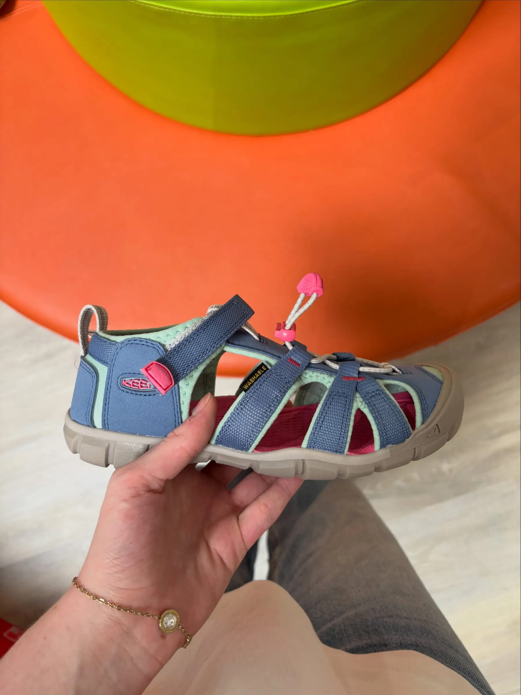 Blaue geschlossene KEEN Kindersandale für draußen