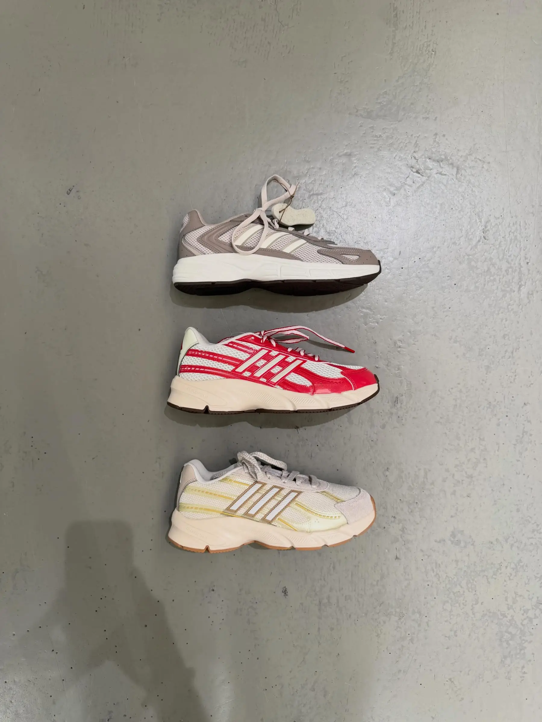 Adidas Sneaker und Sportschuhe in mehreren Farben an der Schuhwand