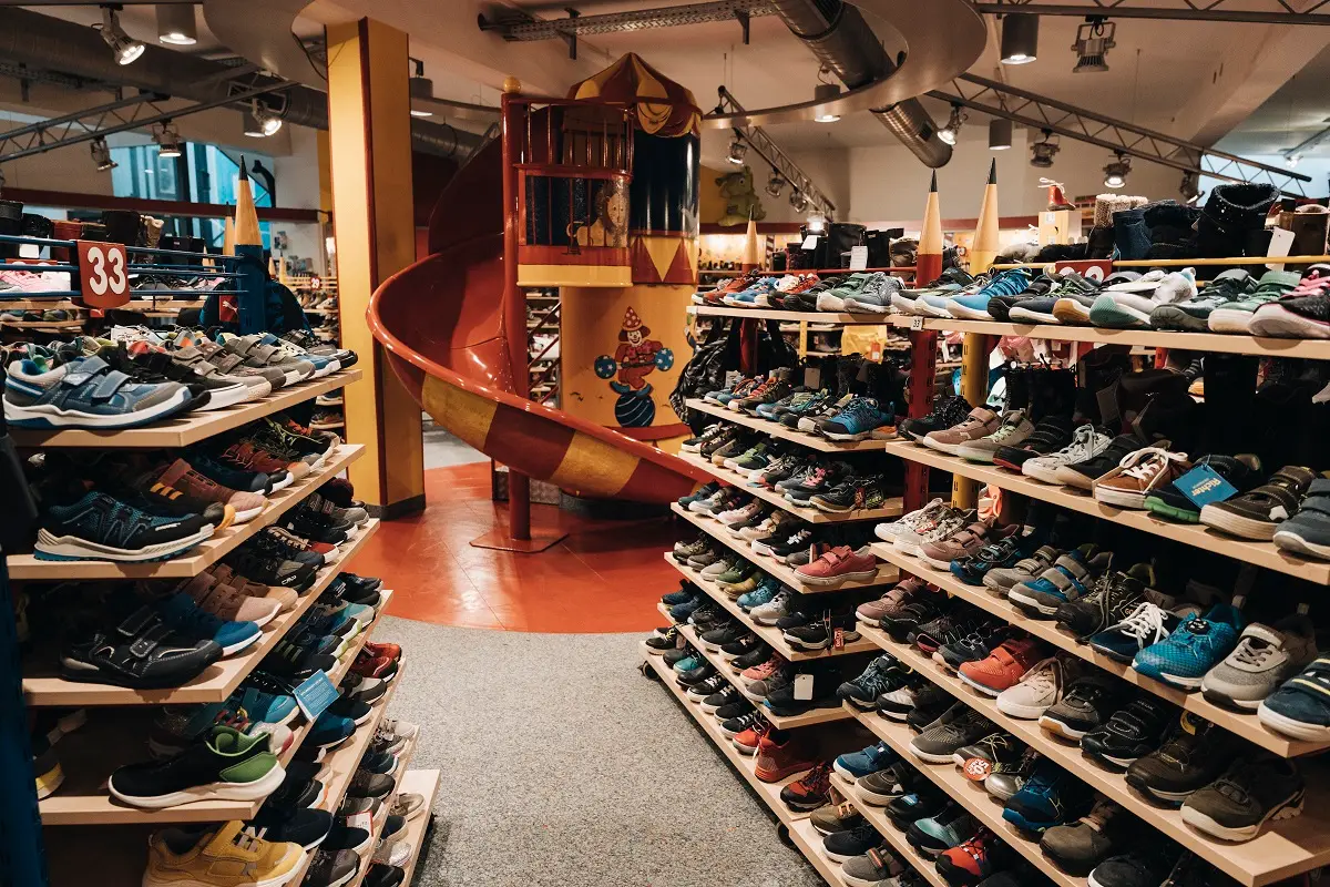 Große Heinmüller Kinderschuhabteilung mit Schuhregalen und Rutsche