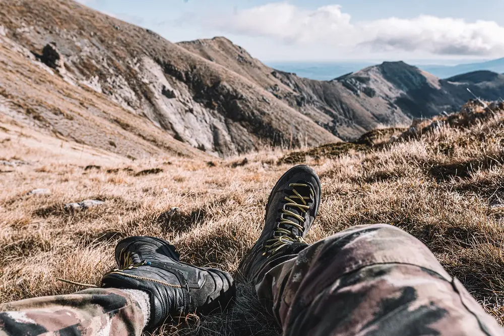 Getragene Wanderschuhe auf einer Bergtour